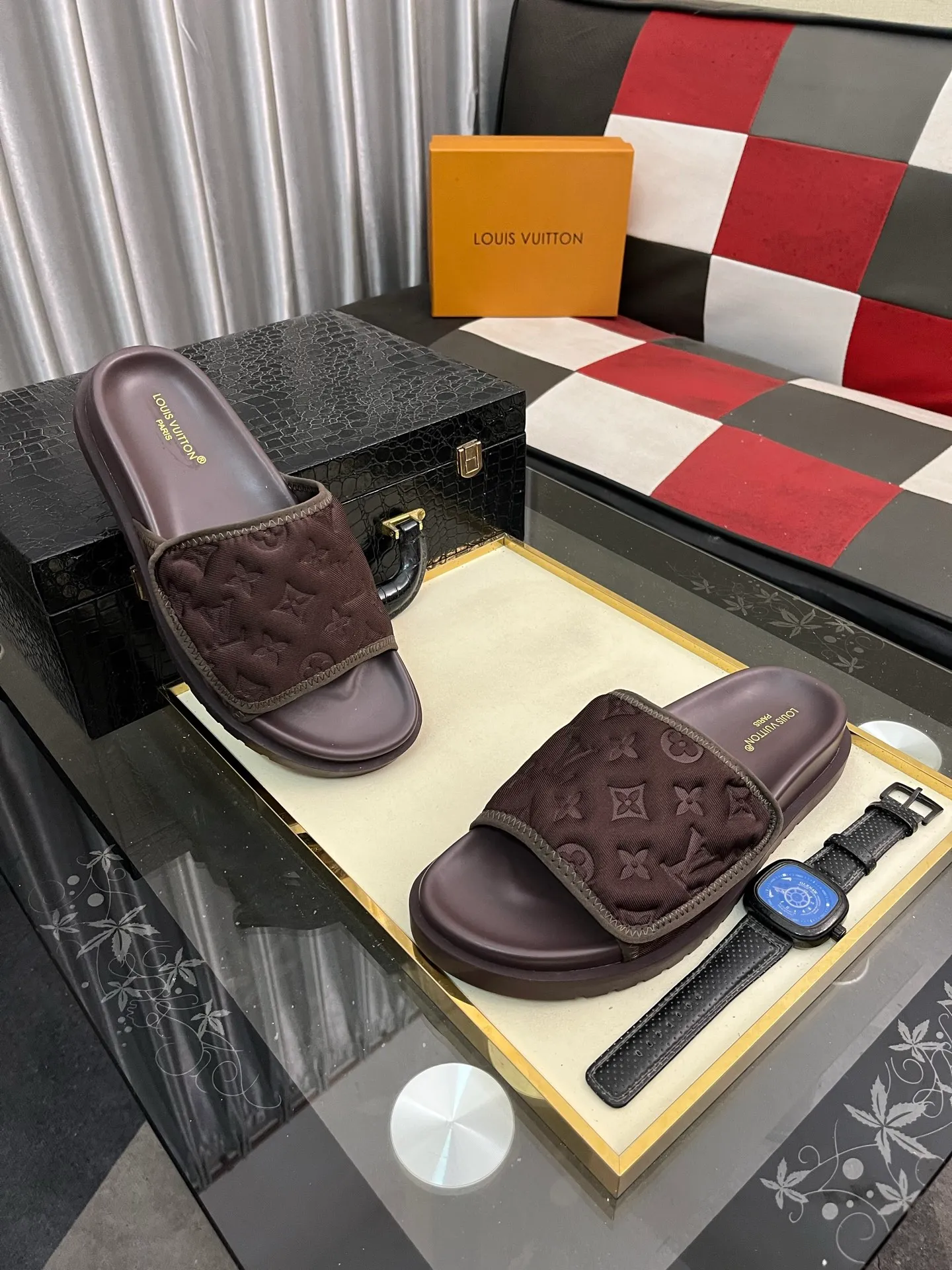 Men's men's shoes💰320⌚️⌚️[Louis Vuitton LV slippers] (high-end cowhide) counter 1:1 fashion style summer must-have! The designer used LV’s iconic outsole. The original simple slippers instantly become fashionable! The upper is made of flexible special cowhide leather straps alternately, and the workmanship is exquisite! A must-have for stylish men in summer, size 38-44